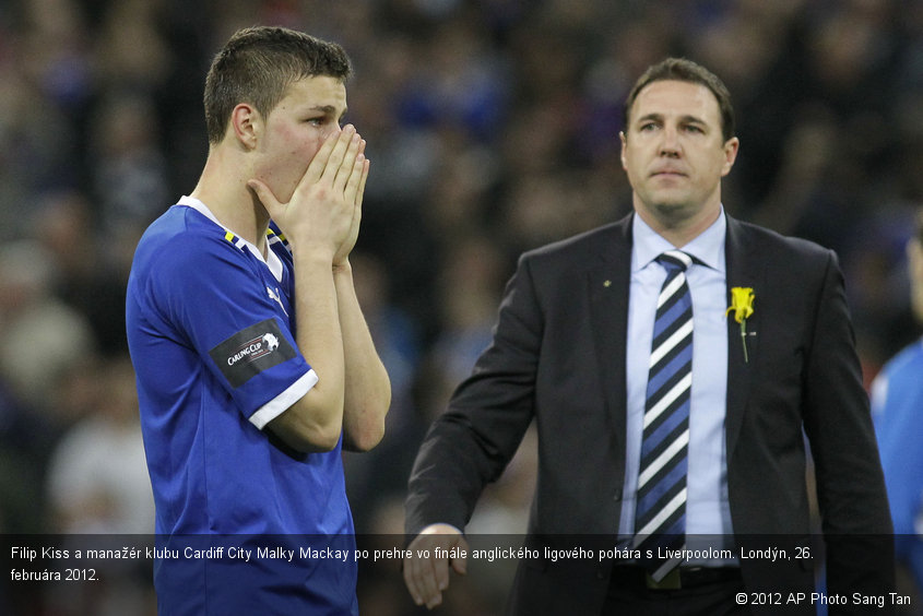 Filip Kiss a manažér klubu Cardiff City Malky Mackay po prehre vo finále anglického ligového pohára s Liverpoolom. Londýn, 26. februára 2012.