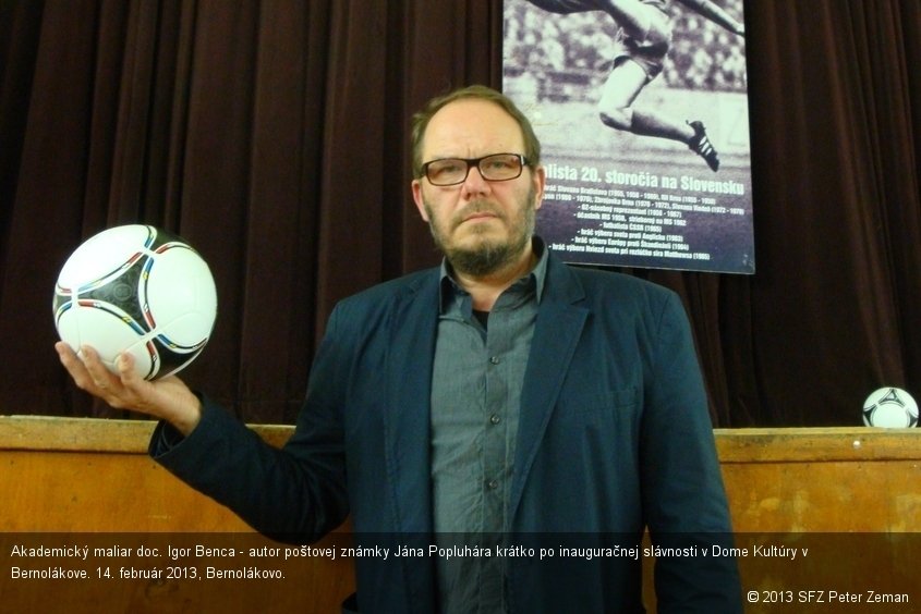 Akademický maliar doc. Igor Benca - autor poštovej známky Jána Popluhára krátko po inauguračnej slávnosti v Dome Kultúry v Bernolákove. 14. február 2013, Bernolákovo.