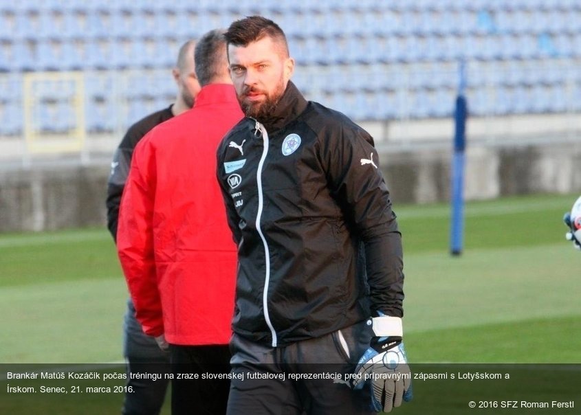 Brankár Matúš Kozáčik počas tréningu na zraze slovenskej futbalovej reprezentácie pred prípravnými zápasmi s Lotyšskom a Írskom. Senec, 21. marca 2016.