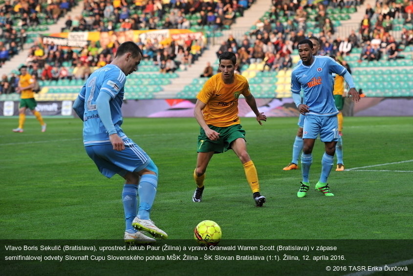 Vľavo Boris Sekulič (Bratislava), uprostred Jakub Paur (Žilina) a vpravo Granwald Warren Scott (Bratislava) v zápase semifinálovej odvety Slovnaft Cupu Slovenského pohára MŠK Žilina - ŠK Slovan Bratislava (1:1). Žilina, 12. apríla 2016.