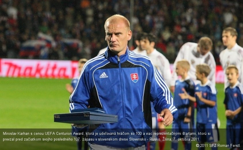 Miroslav Karhan s cenou UEFA Centurion Award, ktorá je udeľovaná hráčom so 100 a viac reprezentačnými štartami, ktorú si prevzal pred začiatkom svojho posledného 107. zápasu v slovenskom drese Slovensko - Rusko. Žilina, 7. októbra 2011.