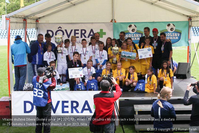 Víťazné družstvá Dôvera Školský pohár SFZ 2012/13 - chlapci ZŠ Okružná v Michalovciach v bielych dresoch (vľavo) a dievčatá zo ZŠ Gorkého v Trebišove v žltých dresoch. 4. jún 2013, Nitra.