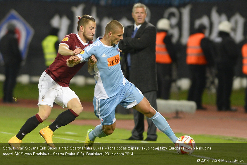 Sprava: hráč Slovana Erik Cikos a hráč Sparty Praha Lukáš Vácha počas zápasu skupinovej fázy Európskej ligy v I-skupine medzi ŠK Slovan Bratislava - Sparta Praha (0:3). Bratislava, 23. októbra 2014.