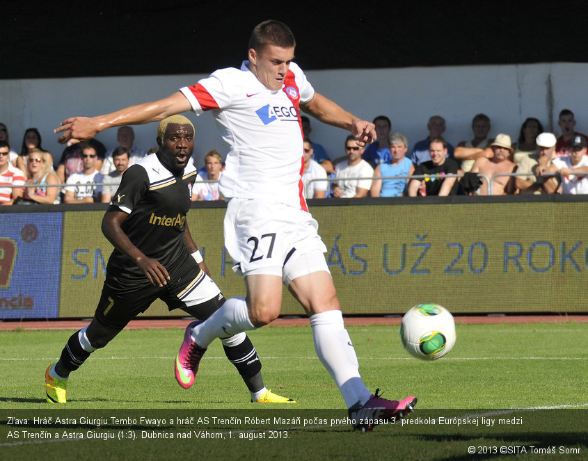 Zľava: Hráč Astra Giurgiu Tembo Fwayo a hráč AS Trenčín Róbert Mazáň počas prvého zápasu 3. predkola Európskej ligy medzi AS Trenčín a Astra Giurgiu (1:3). Dubnica nad Váhom, 1. august 2013.