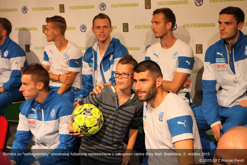 Snímka zo "selfiegramiády" slovenskej futbalovej reprezentácie v nákupnom centre Bory Mall. Bratislava, 5. októbra 2015.