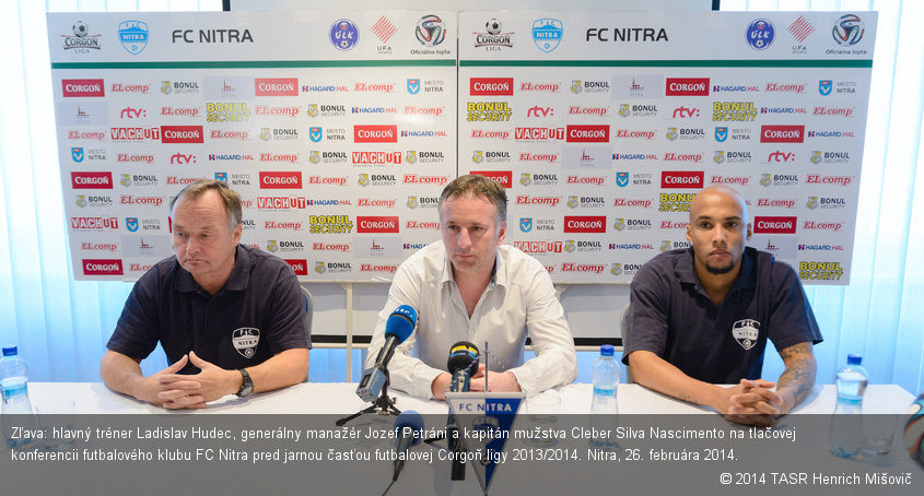 Zľava: hlavný tréner Ladislav Hudec, generálny manažér Jozef Petráni a kapitán mužstva Cleber Silva Nascimento na tlačovej konferencii futbalového klubu FC Nitra pred jarnou časťou futbalovej Corgoň ligy 2013/2014. Nitra, 26. februára 2014.