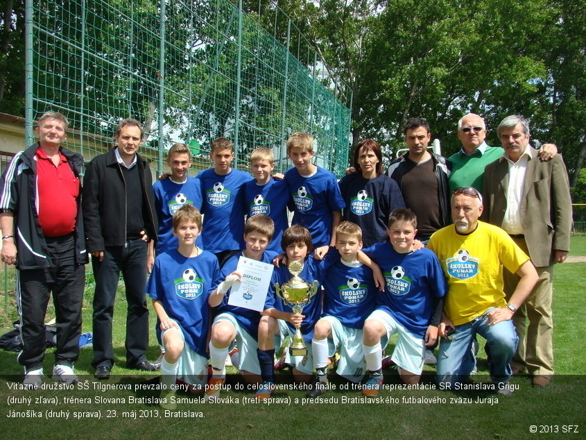 Víťazné družstvo SŠ Tilgnerova prevzalo ceny za postup do celoslovenského finále od trénera reprezentácie SR Stanislava Grigu (druhý zľava), trénera Slovana Bratislava Samuela Slováka (tretí sprava) a predsedu Bratislavského futbalového zväzu Juraja Jánošíka (druhý sprava). 23. máj 2013, Bratislava.