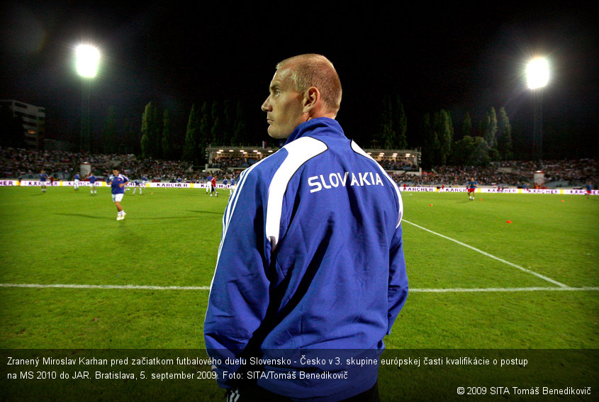 Zranený Miroslav Karhan pred začiatkom futbalového duelu Slovensko - Česko v 3. skupine európskej časti kvalifikácie o postup na MS 2010 do JAR. Bratislava, 5. september 2009. Foto: SITA/Tomáš Benedikovič