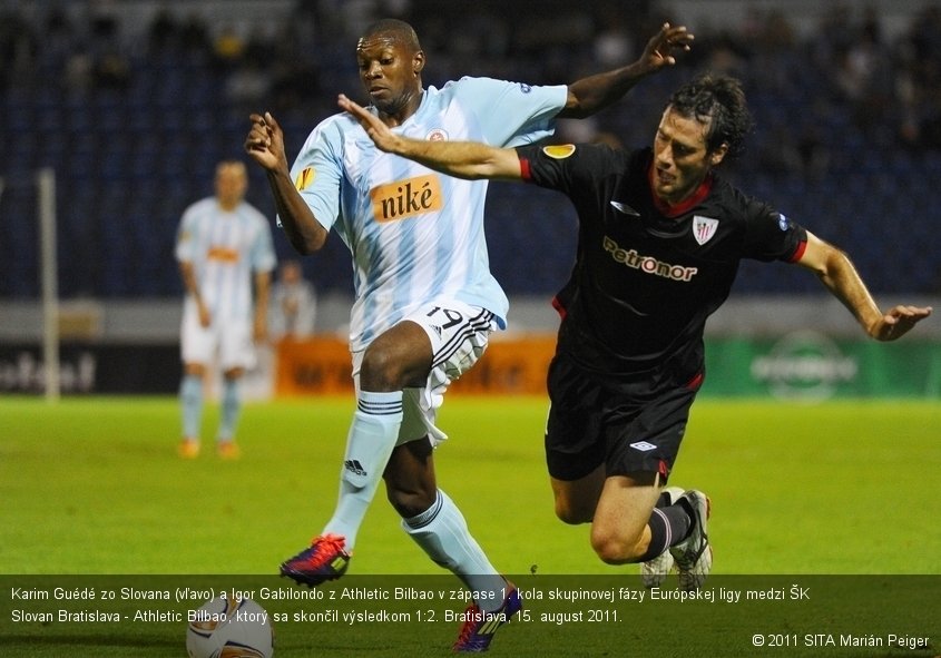 Karim Guédé zo Slovana (vľavo) a Igor Gabilondo z Athletic Bilbao v zápase 1. kola skupinovej fázy Európskej ligy medzi ŠK Slovan Bratislava - Athletic Bilbao, ktorý sa skončil výsledkom 1:2. Bratislava, 15. august 2011.