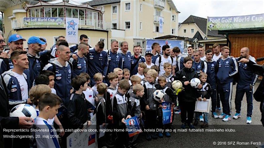 Reprezentáciu Slovenska privítali zástupcovia obce, regiónu Horné Rakúsko, hotela Dilly ako aj mladí futbalisti miestneho klubu. Windischgarsten, 20. máj 2016.