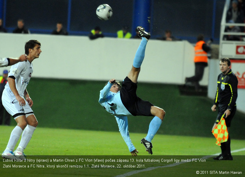 Ľuboš Kolár z Nitry (vpravo) a Martin Chren z FC Vion (vľavo) počas zápasu 13. kola futbalovej Corgoň ligy medzi FC Vion Zlaté Moravce a FC Nitra, ktorý skončil remízou 1:1. Zlaté Moravce, 22. október 2011.