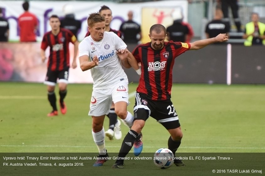 Vpravo hráč Trnavy Emir Halilovič a hráč Austrie Alexander Grünwald v odvetnom zápase 3. predkola EL FC Spartak Trnava - FK Austria Viedeň. Trnava, 4. augusta 2016.