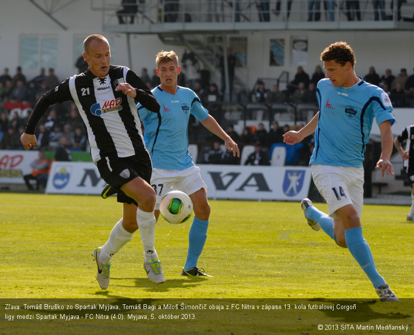 Zľava: Tomáš Bruško zo Spartak Myjava, Tomáš Bagi a Miloš Šimončič obaja z FC Nitra v zápase 13. kola futbalovej Corgoň ligy medzi Spartak Myjava - FC Nitra (4:0). Myjava, 5. október 2013.