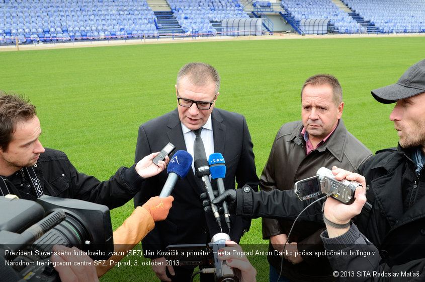 Prezident Slovenského futbalového zväzu (SFZ) Ján Kováčik a primátor mesta Poprad Anton Danko počas spoločného brífingu v Národnom tréningovom centre SFZ. Poprad, 3. október 2013.