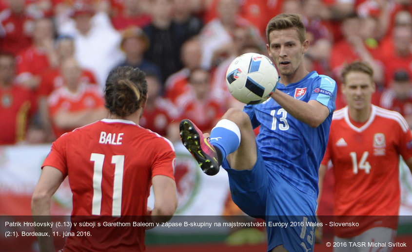 Patrik Hrošovský (č.13) v súboji s Garethom Baleom v zápase B-skupiny na majstrovstvách Európy 2016 Wales - Slovensko (2:1). Bordeaux, 11. júna 2016.