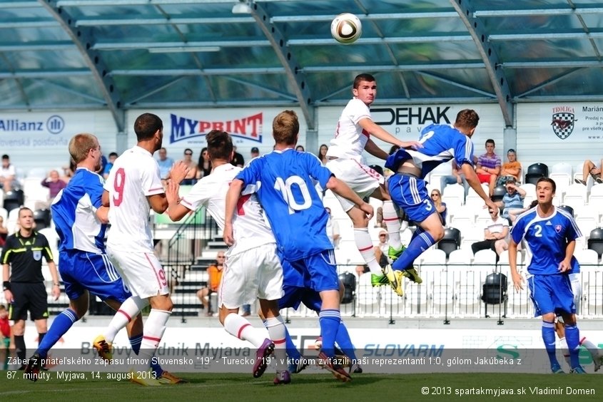 Záber z priateľského zápasu tímov Slovensko "19" - Turecko "19", v ktorom zvíťazili naši reprezentanti 1:0, gólom Jakúbeka z 87. minúty. Myjava, 14. august 2013.