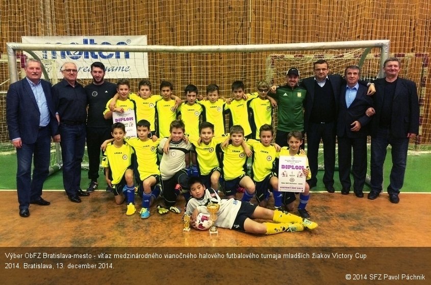 Výber ObFZ Bratislava-mesto - víťaz medzinárodného vianočného halového futbalového turnaja mladších žiakov Victory Cup 2014. Bratislava, 13. december 2014.