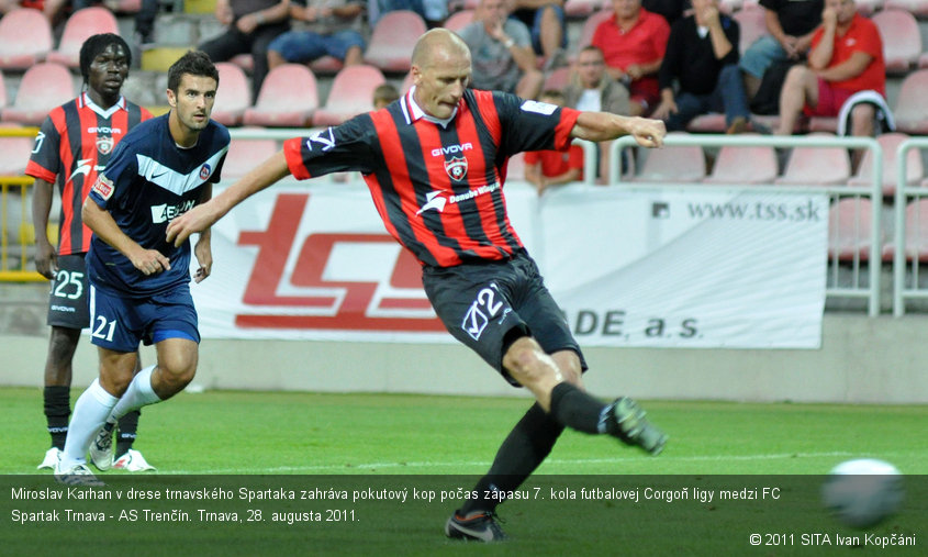 Miroslav Karhan v drese trnavského Spartaka zahráva pokutový kop počas zápasu 7. kola futbalovej Corgoň ligy medzi FC Spartak Trnava - AS Trenčín. Trnava, 28. augusta 2011.