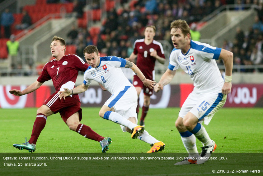 Sprava: Tomáš Hubočan, Ondrej Duda v súboji s Alexejom Višnakovsom v prípravnom zápase Slovensko - Bielorusko (0:0). Trnava, 25. marca 2016.