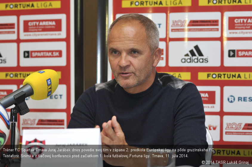 Tréner FC Spartak Trnava Juraj Jarábek dnes povedie svoj tím v zápase 2. predkola Európskej ligy na pôde gruzínskeho FC Testafoni. Snímka z tlačovej konferencii pred začiatkom 1. kola futbalovej Fortuna ligy. Trnava, 11. júla 2014.