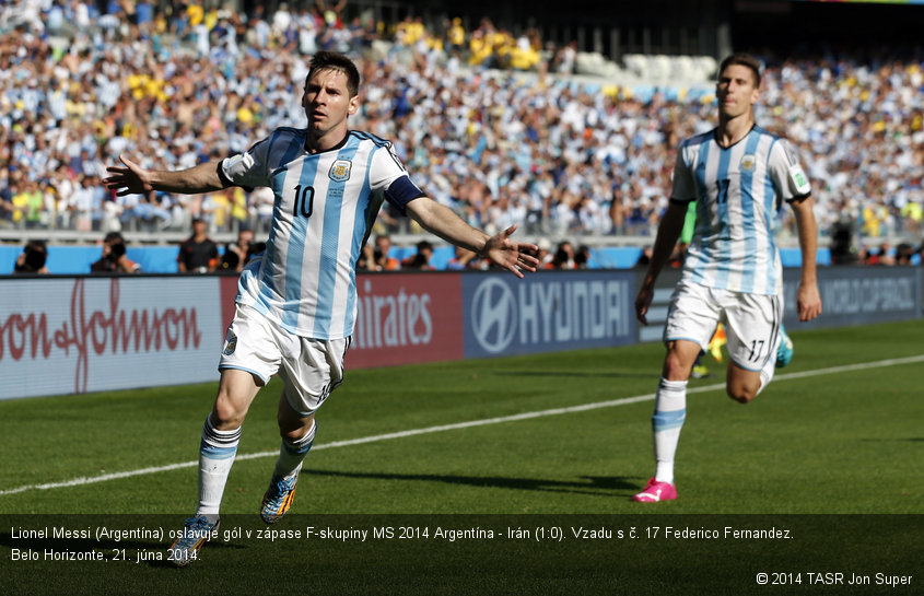 Lionel Messi (Argentína) oslavuje gól v zápase F-skupiny MS 2014 Argentína - Irán (1:0). Vzadu s č. 17 Federico Fernandez. Belo Horizonte, 21. júna 2014.