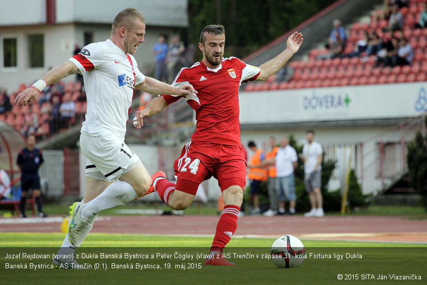 Jozef Rejdovian (vpravo) z Dukla Banská Bystrica a Peter Čögley (vľavo) z AS Trenčín v zápase 31. kola Fortuna ligy Dukla Banská Bystrica - AS Trenčín (0:1). Banská Bystrica, 19. máj 2015