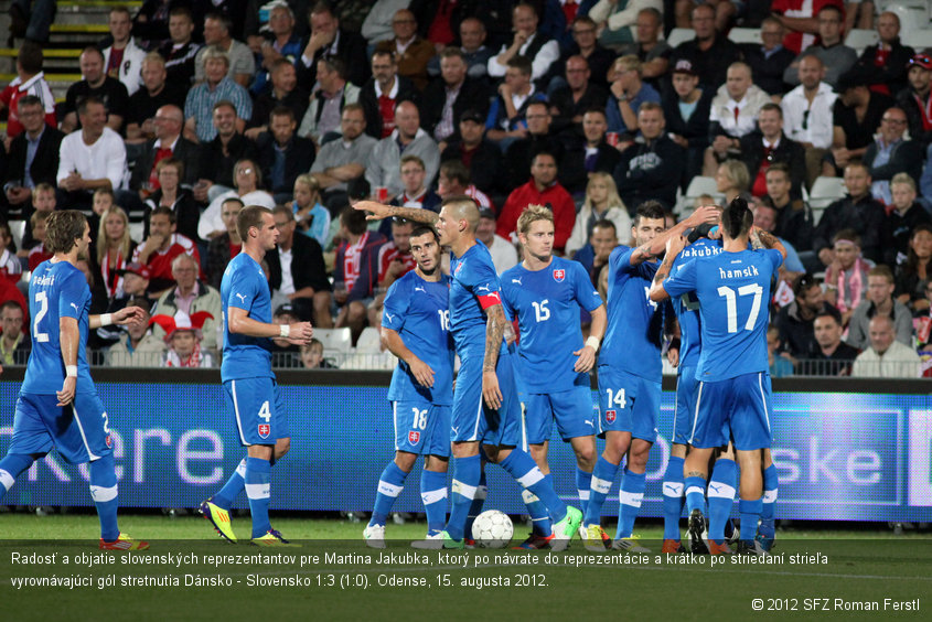 Radosť a objatie slovenských reprezentantov pre Martina Jakubka, ktorý po návrate do reprezentácie a krátko po striedaní strieľa vyrovnávajúci gól stretnutia Dánsko - Slovensko 1:3 (1:0). Odense, 15. augusta 2012.