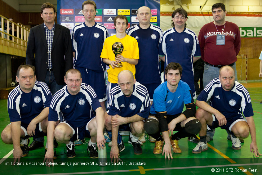 Tím Fortuna s víťaznou trofejou turnaja partnerov SFZ. 5. marca 2011, Bratislava.