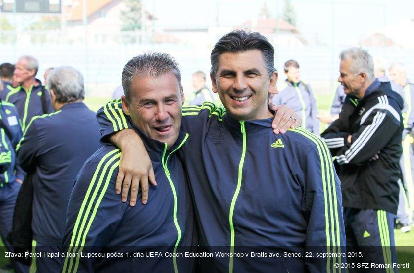 Zľava: Pavel Hapal a Ioan Lupescu počas 1. dňa UEFA Coach Education Workshop v Bratislave. Senec, 22. septembra 2015.