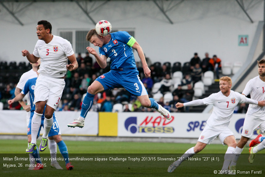 Milan Škriniar (vpravo) vo výskoku v semifinálovom zápase Challenge Trophy 2013/15 Slovensko "21" - Nórsko "23" (4:1). Myjava, 26. marca 2015.