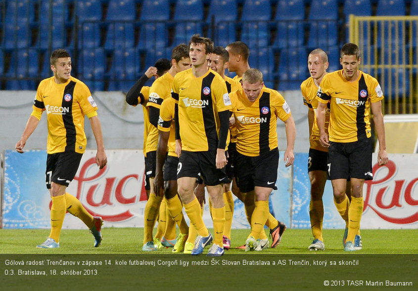 Gólová radosť Trenčanov v zápase 14. kole futbalovej Corgoň ligy medzi ŠK Slovan Bratislava a AS Trenčín, ktorý sa skončil 0:3. Bratislava, 18. október 2013.