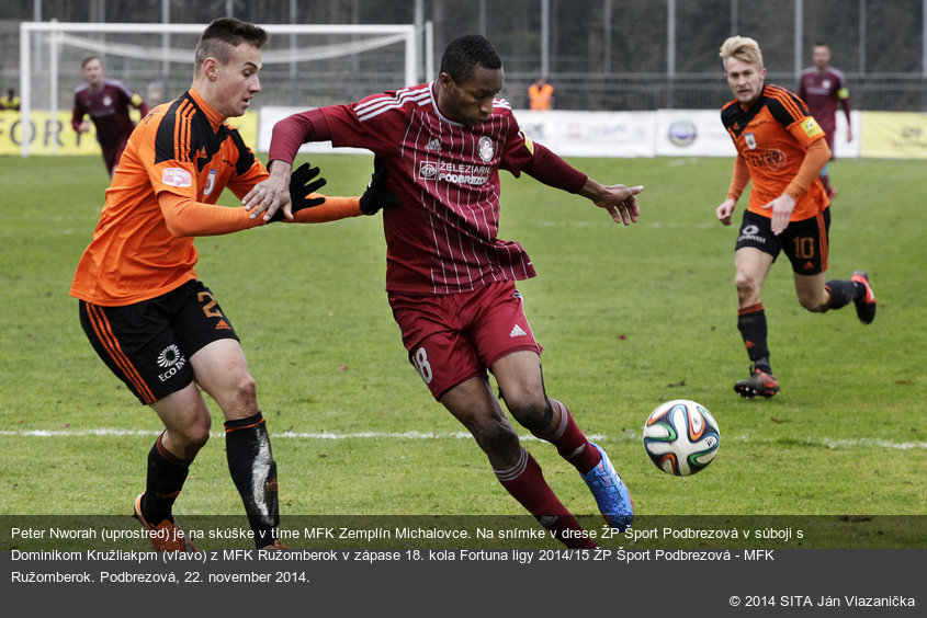 Peter Nworah (uprostred) je na skúške v tíme MFK Zemplín Michalovce. Na snímke v drese ŽP Šport Podbrezová v súboji s Dominikom Kružliakpm (vľavo) z MFK Ružomberok v zápase 18. kola Fortuna ligy 2014/15 ŽP Šport Podbrezová - MFK Ružomberok. Podbrezová, 22. november 2014.