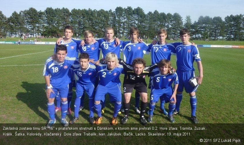 Základná zostava tímu SR "16" v priateľskom stretnutí s Dánskom, v ktorom sme prehrali 0:2. Hore zľava: Tramita, Zuziak, Králik, Šatka, Kolorédy, Klačanský. Dole zľava: Trabalík, Ivan, Jakúbek, Bačík, Lacko. Skaelskor, 19. mája 2011.