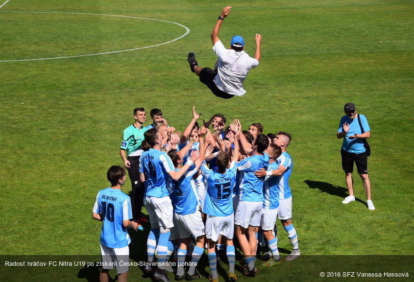 Radosť hráčov FC Nitra U19 po získaní Česko-Slovenského pohára