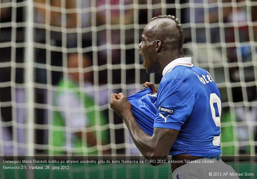 Oslavujúci Mario Balotelli krátko po strelení úvodného gólu do siete Nemecka na EURO 2012, v ktorom Taliansko zdolalo Nemecko 2:1. Varšava, 28. júna 2012.