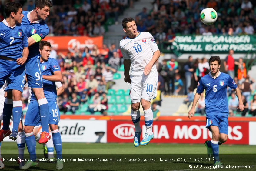 Nikolas Špalek v hlavičkovom súboji v semifinálovom zápase ME do 17 rokov Slovensko - Taliansko (0:2), 14. máj 2013, Žilina.