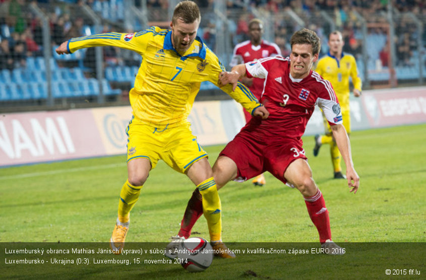 Luxemburský obranca Mathias Jänisch (vpravo) v súboji s Andrijom Jarmolenkom v kvalifikačnom zápase EURO 2016 Luxembursko - Ukrajina (0:3). Luxembourg, 15. novembra 2014.