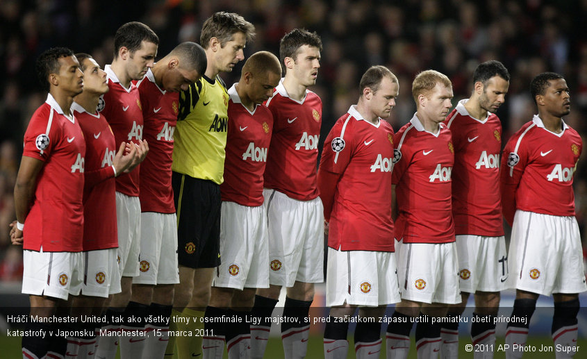 Hráči Manchester United, tak ako všetky tímy v osemfinále Ligy majstrov, si pred začiatkom zápasu uctili pamiatku obetí prírodnej katastrofy v Japonsku. Manchester, 15. marca 2011.