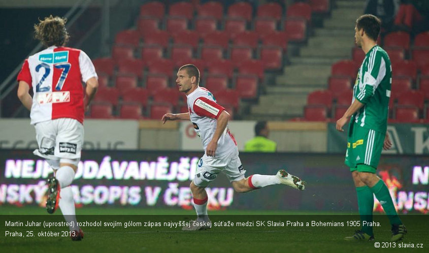 Martin Juhar (uprostred) rozhodol svojím gólom zápas najvyššej českej súťaže medzi SK Slavia Praha a Bohemians 1905 Praha.  Praha, 25. október 2013.