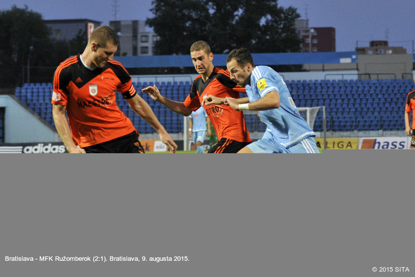 Sprava: Jakub Podaný zo Slovana a Peter Maslo a Ján Maslo z Ružomberka v zápase 4. kola Fortuna ligy 2015/16 ŠK Slovan Bratislava - MFK Ružomberok (2:1). Bratislava, 9. augusta 2015.