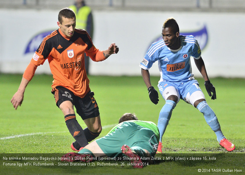 Na snímke Mamadou Bagayoko (vpravo) a Dušan Perniš (uprostred) zo Slovana a Adam Zreľák z MFK (vľavo) v zápase 15. kola Fortuna ligy MFK Ružomberok - Slovan Bratislava (1:2). Ružomberok, 26. októbra 2014.