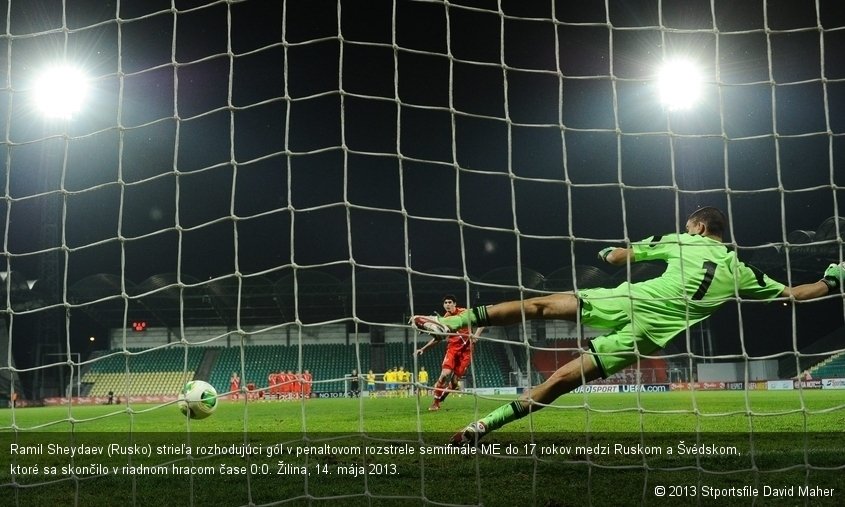 Ramil Sheydaev (Rusko) strieľa rozhodujúci gól v penaltovom rozstrele semifinále ME do 17 rokov medzi Ruskom a Švédskom, ktoré sa skončilo v riadnom hracom čase 0:0. Žilina, 14. mája 2013.