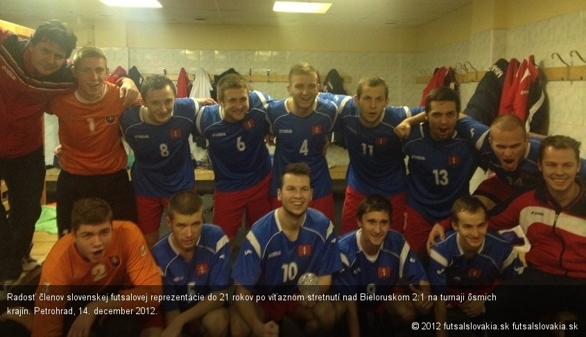 Radosť členov slovenskej futsalovej reprezentácie do 21 rokov po víťaznom stretnutí nad Bieloruskom 2:1 na turnaji ôsmich krajín. Petrohrad, 14. december 2012.