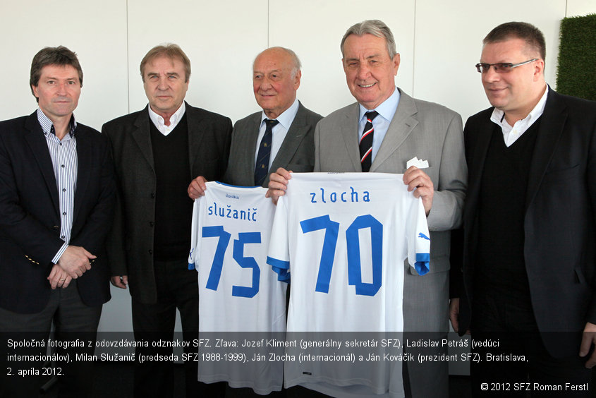 Spoločná fotografia z odovzdávania odznakov SFZ. Zľava: Jozef Kliment (generálny sekretár SFZ), Ladislav Petráš (vedúci internacionálov), Milan Služanič (predseda SFZ 1988-1999), Ján Zlocha (internacionál) a Ján Kováčik (prezident SFZ). Bratislava, 2. apríla 2012.