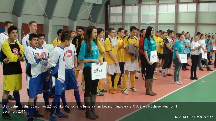 Slávnostný nástup účastníkov 22. ročníka Vianočného turnaja v unifikovanom futbale v sTC Aréne v Púchove. Púchov, 1. decembra 2014.