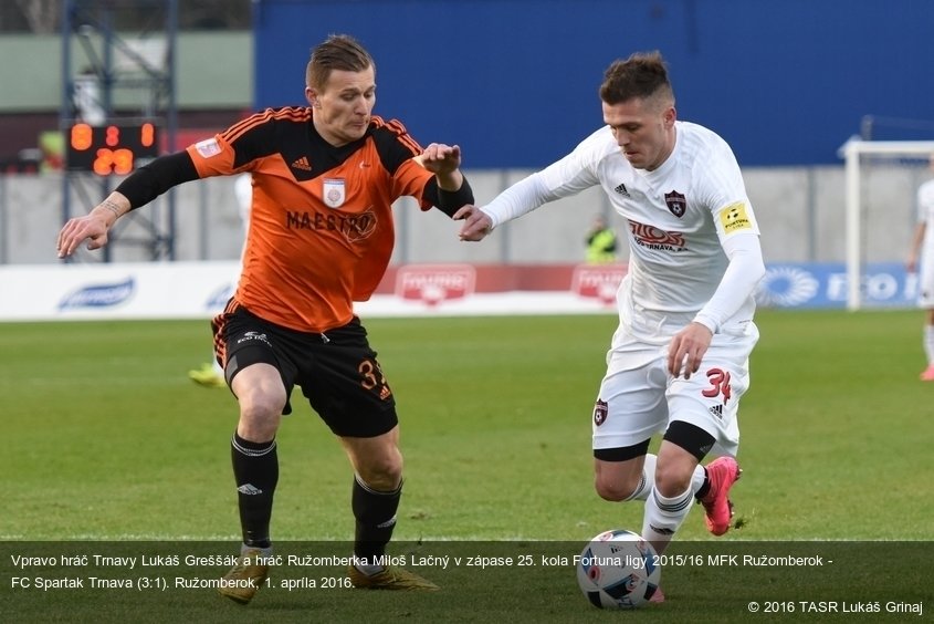 Vpravo hráč Trnavy Lukáš Greššák a hráč Ružomberka Miloš Lačný v zápase 25. kola Fortuna ligy 2015/16 MFK Ružomberok - FC Spartak Trnava (3:1). Ružomberok, 1. apríla 2016.