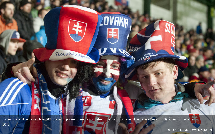 Fanúšikovia Slovenska v hľadisku počas prípravného medzištátneho futbalového zápasu Slovensko - Česko (1:0). Žilina, 31. marca 2015.