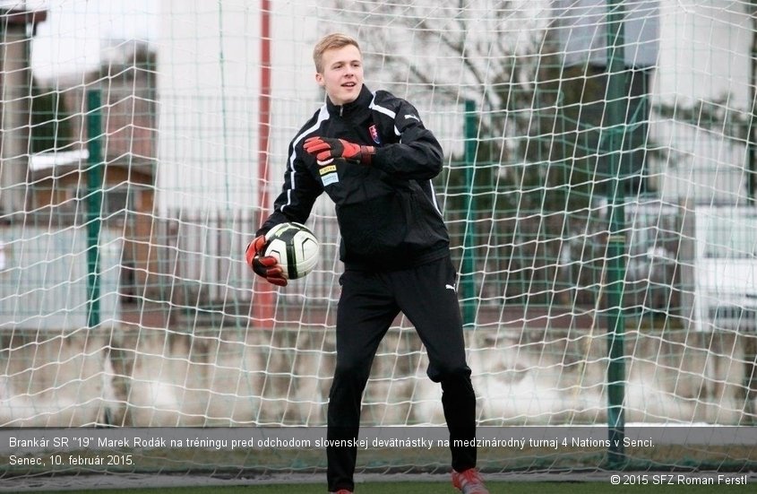 Brankár SR "19" Marek Rodák na tréningu pred odchodom slovenskej devätnástky na medzinárodný turnaj 4 Nations v Senci. Senec, 10. február 2015.