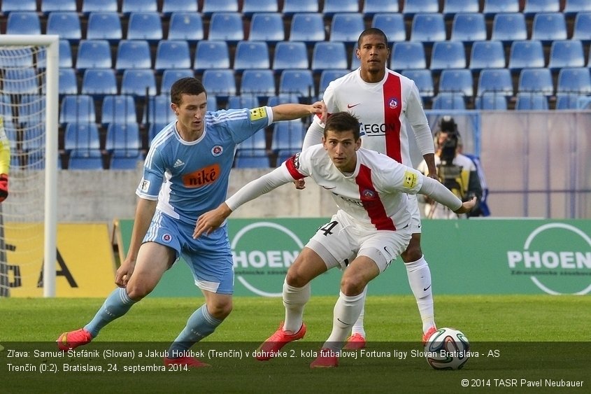 Zľava: Samuel Štefánik (Slovan) a Jakub Holúbek (Trenčín) v dohrávke 2. kola futbalovej Fortuna ligy Slovan Bratislava - AS Trenčín (0:2). Bratislava, 24. septembra 2014.