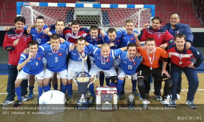 Reprezentačný futsalový tím do 21 rokov s trofejami a striebornými medailami za 2. miesto na turnaji St. Petersburg Autumn 2012. Petrohrad, 16. december 2012.